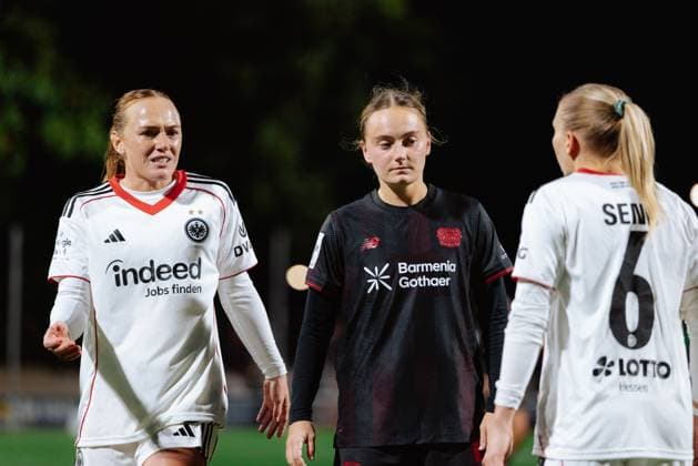 25.09.25, Frauen, Fussball, Google Pixel Frauen Bundesliga, Saison 2025 2026, Bayer 04 Leverkusen - Eintracht Frankfurt, 4. Spieltag Lisanne Gräwe ( 8 - Eintracht Frankfurt) im Gespräch mit Elisa Senß ( 6 - Eintracht Frankfurt) Leverkusen Ulrich-Haberland-Stadion NRW Deutschland