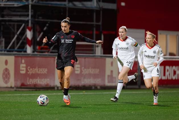 25.09.25, Frauen, Fussball, Google Pixel Frauen Bundesliga, Saison 2025 2026, Bayer 04 Leverkusen - Eintracht Frankfurt, 4. Spieltag Carlotta Wamser ( 37 - Bayer 04 Leverkusen) im Dribbling Leverkusen Ulrich-Haberland-Stadion NRW Deutschland