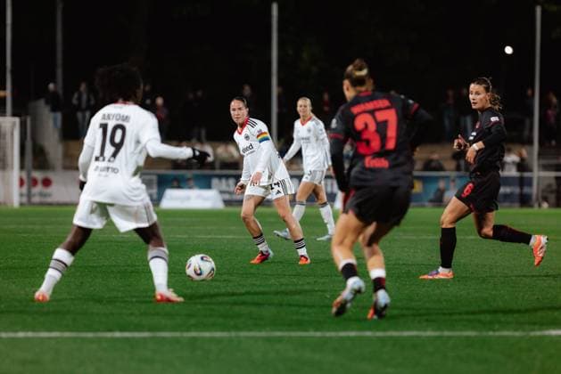 25.09.25, Frauen, Fussball, Google Pixel Frauen Bundesliga, Saison 2025 2026, Bayer 04 Leverkusen - Eintracht Frankfurt, 4. Spieltag Geraldine Reuteler ( 14 - Eintracht Frankfurt) Pass Leverkusen Ulrich-Haberland-Stadion NRW Deutschland