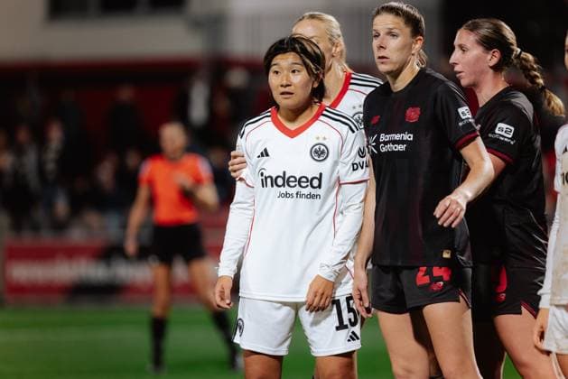 25.09.25, Frauen, Fussball, Google Pixel Frauen Bundesliga, Saison 2025 2026, Bayer 04 Leverkusen - Eintracht Frankfurt, 4. Spieltag Remina Chiba ( 15 - Eintracht Frankfurt) und Lilla Turanyi ( 24 - Bayer 04 Leverkusen) Leverkusen Ulrich-Haberland-Stadion NRW Deutschland