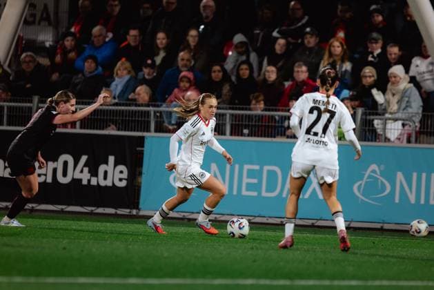 25.09.25, Frauen, Fussball, Google Pixel Frauen Bundesliga, Saison 2025 2026, Bayer 04 Leverkusen - Eintracht Frankfurt, 4. Spieltag Lisanne Gräwe ( 8 - Eintracht Frankfurt) im Dribbling Leverkusen Ulrich-Haberland-Stadion NRW Deutschland