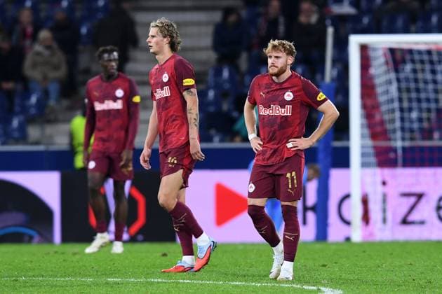 Fußball Europa League 1. Spieltag FC Salzburg - FC Porto am 25.09.2025 in der Red Bull Arena in Kleßheim Maurits Kjaergaard ( Salzburg ), links - Yorbe Vertessen ( Salzburg ), rechts - enttäuscht nach dem Spielende
