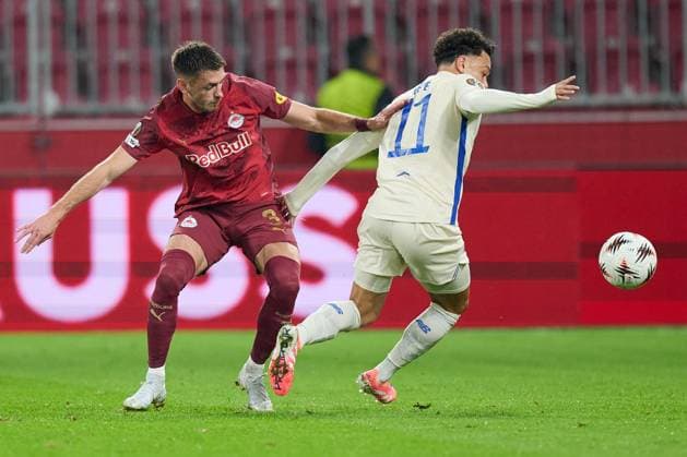 Salzburg, Österreich 25. September 2025: Europa League - 2025 2026 - RB Salzburg vs. FC Porto Im Bild: v. li. im Zweikampf Aleksa Terzic (RB), Pepe (FC) Red Bull Arena