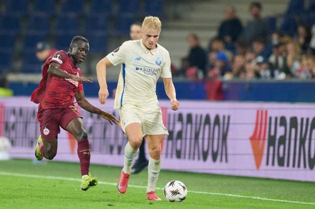 Salzburg, Österreich 25. September 2025: Europa League - 2025 2026 - RB Salzburg vs. FC Porto Im Bild: v. li. im Zweikampf Soumaila Diabate (RB), Victor Froholdt (FC) Red Bull Arena