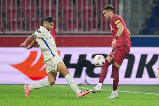 Salzburg, Österreich 25. September 2025: Europa League - 2025 2026 - RB Salzburg vs. FC Porto Im Bild: v. li. im Zweikampf Jakub Kiwior (FC), Aleksa Terzic (RB) Red Bull Arena