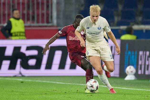 Salzburg, Österreich 25. September 2025: Europa League - 2025 2026 - RB Salzburg vs. FC Porto Im Bild: v. li. im Zweikampf Soumaila Diabate (RB), Victor Froholdt (FC) Red Bull Arena