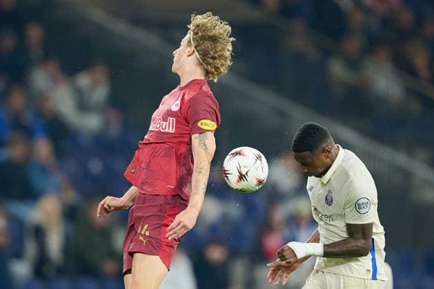 Salzburg, Österreich 25. September 2025: Europa League - 2025 2026 - RB Salzburg vs. FC Porto Im Bild: v. li. im Zweikampf Maurits Kjaergaard (RB), Pablo Rosario (FC) Red Bull Arena
