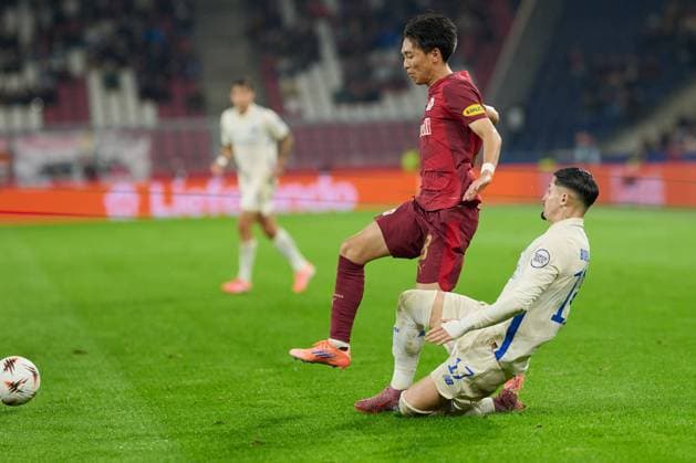 Salzburg, Österreich 25. September 2025: Europa League - 2025 2026 - RB Salzburg vs. FC Porto Im Bild: v. li. im Zweikampf Sota Kitano (RB), Borja Sainz (FC) Red Bull Arena