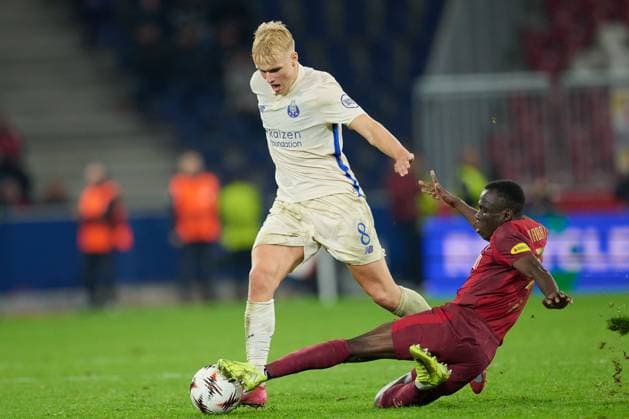 Salzburg, Österreich 25. September 2025: Europa League - 2025 2026 - RB Salzburg vs. FC Porto Im Bild: v. li. im Zweikampf Victor Froholdt (FC), Soumaila Diabate (RB) Red Bull Arena
