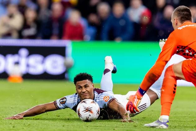 Aston Villa v Bologna Europa League 25 09 2025. PENALTY Aston Villa forward Ollie Watkins (11) fouled in area during the Europa League match between Aston Villa and Bologna at Villa Park, Birmingham, England on 25 September 2025. Birmingham Villa Park West Midlands England Editorial use only , Copyright: xManjitxNarotrax PSI-22910-0120
