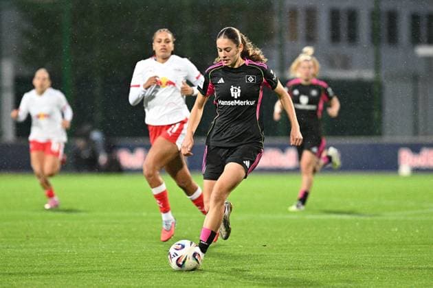 Fußball I Frauen I Saison 2025-2026 I Bundesliga I 4. Spieltag I RB Leipzig - Hamburger SV I 25.09.2025 Leni Marie Eggert (29, Hamburger SV) dribbelt mit dem Ball Freisteller, Nahaufnahme, Porträt, Portrait, Einzelfoto, Einzelbild, Körper Leipzig RB Trainingszentrum, Cottaweg 7 Sachsen Deutschland Copyright: xLobeca InesxHähnelx