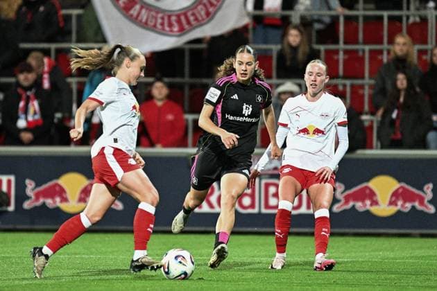Fußball I Frauen I Saison 2025-2026 I Bundesliga I 4. Spieltag I RB Leipzig - Hamburger SV I 25.09.2025 Annabel Schasching (16, Rasenballsport Leipzig) (l.), Leni Marie Eggert (29, Hamburger SV), Nikoline Dudek (24, Rasenballsport Leipzig) (r.) Leipzig RB Trainingszentrum, Cottaweg 7 Sachsen Deutschland Copyright: xLobeca InesxHähnelx