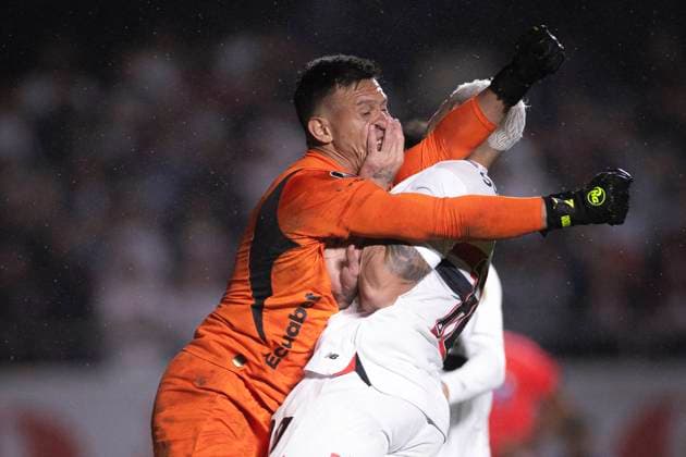 Sport Themen der Woche KW 39 São Paulo x LDU SaO PAULO, SP - 25.09.2025: SaO PAULO X LDU - Luciano collides with Valle during the match between Sao Paulo and LDU, valid for the second leg of the quarter-finals of the Conmebol Libertadores 2025 held at Morumbis on Thursday night (25). (Photo: Marco Galvao Fotoarena) x2813361x  MarcoxGalvao