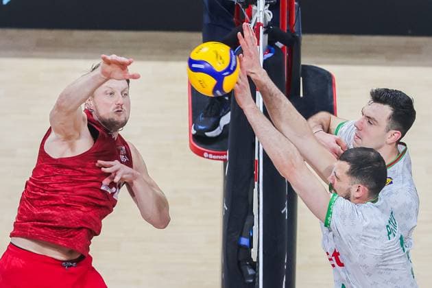 (250926) -- PASAY CITY, Sept. 26, 2025 -- Jordan Ewert (L) of the United States spikes the ball during the quarterfinals match between Bulgaria and the United States at the FIVB Men s World Championship, WM, Weltmeisterschaft 2025 in Pasay City, the Philippines, on Sept. 25, 2025. ) (SP)PHILIPPINES-PASAY CITY-FIVB MEN S WORLD CHAMPIONSHIP 2025-QUARTERFINALS ROUELLExUMALI 