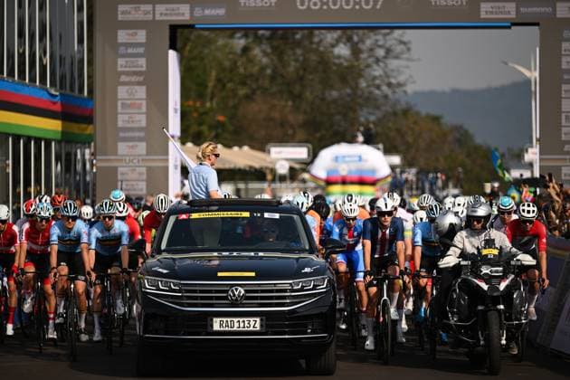 2025 UCI Road World Championships Picture by Chris Auld SWpix.com - 26 09 2025 - Cycling - 2025 UCI Road World Championships - Kigali Convention Centre, Kigali, Rwanda - Men Junior Road Race - The peloton roll off the start Copyright: x xSWpix.comx(t axPhotographyxHubxLtd)xChrisxAuld SWpix.comx SWP-3030-7015