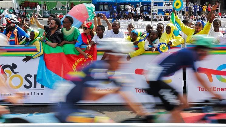 2025 UCI Road World Championships Picture by Alex Whitehead SWpix.com - 26 09 2025 - Cycling - 2025 UCI Road World Championships - Kigali Convention Centre, Kigali, Rwanda - Men Junior Road Race - Fans at the road side as the peloton pass Copyright: x xSWpix.comx(t axPhotographyxHubxLtd)xAlexxWhitehead SWpix.comx SWP-3030-7038