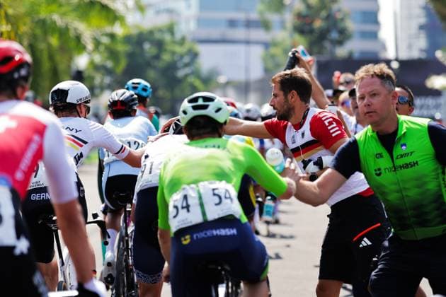 2025 UCI Road World Championships Picture by Alex Whitehead SWpix.com - 26 09 2025 - Cycling - 2025 UCI Road World Championships - Kigali Convention Centre, Kigali, Rwanda - Men Junior Road Race - Slovenia feed zone soigneur, Bottle Copyright: x xSWpix.comx(t axPhotographyxHubxLtd)xAlexxWhitehead SWpix.comx SWP-3030-7054