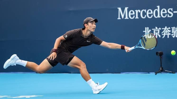 BEIJING, CHINA - SEPTEMBER 26: Shang Juncheng of China competes in the Men s Singles Round of 32 match against Arthur Cazaux of France on day 5 of the 2025 China Open at National Tennis Center on September 26, 2025 in Beijing, China.  Copyright: xVCGx 111593327112