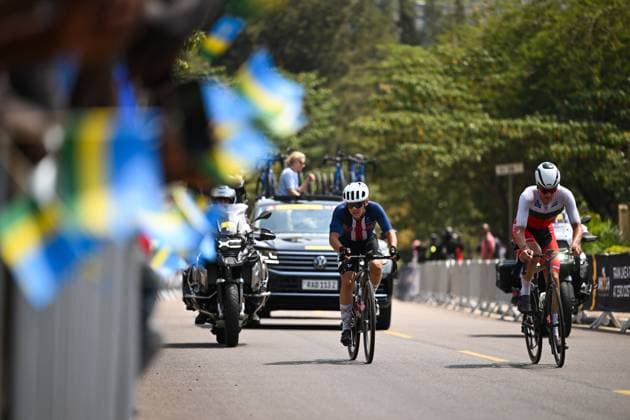 2025 UCI Road World Championships Picture by Chris Auld SWpix.com - 26 09 2025 - Cycling - 2025 UCI Road World Championships - Kigali Convention Centre, Kigali, Rwanda - Men Junior Road Race - Beckam Drake (USA), Nicholas van der Merwe (Bulgaria) Copyright: x xSWpix.comx(t axPhotographyxHubxLtd)xChrisxAuld SWpix.comx SWP-3030-7096