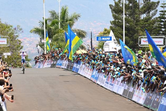 2025 UCI Road World Championships Picture by Simon Wilkinson SWpix.com - 26 09 2025 - Cycling - 2025 UCI Road World Championships - Kigali Convention Centre, Kigali, Rwanda - Men Junior Road Race - Harry Hudson (Great Britain) Wins the Men Junior Road Race World Championship, WM, Weltmeisterschaft Copyright: x xSWpix.comx(t axPhotographyxHubxLtd)xSimonxWilkinson SWpix.comx SWP-3030-7217