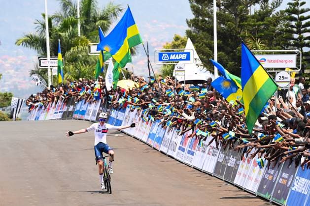 2025 UCI Road World Championships Picture by Simon Wilkinson SWpix.com - 26 09 2025 - Cycling - 2025 UCI Road World Championships - Kigali Convention Centre, Kigali, Rwanda - Men Junior Road Race - Harry Hudson (Great Britain) Wins the Men Junior Road Race World Championship, WM, Weltmeisterschaft Copyright: x xSWpix.comx(t axPhotographyxHubxLtd)xSimonxWilkinson SWpix.comx SWP-3030-7209