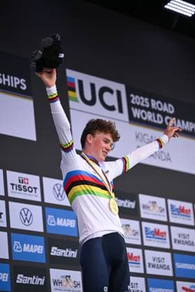 2025 UCI Road World Championships Picture by Chris Auld SWpix.com - 26 09 2025 - Cycling - 2025 UCI Road World Championships - Kigali Convention Centre, Kigali, Rwanda - Men Junior Road Race Podium - Harry Hudson (Great Britain) receiving the Gold Medal to become World Champion Copyright: x xSWpix.comx(t axPhotographyxHubxLtd)xChrisxAuld SWpix.comx SWP-3030-7273