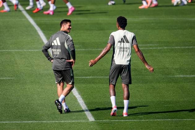 Real Madrid Training Session Xabi Alonso (L), head coach of Real Madrid, talks with Eder Militao (R) of Real Madrid during the training session ahead of their LaLiga EA Sports match against Atletico de Madrid at Ciudad Real Madrid on September 26, 2025 in Madrid, Spain. Valdebebas Ciudad Real Madrid Madrid Spain Copyright: xAlbertoxGardinx AGardin_20250926_Foot_ReaMad_tra_0029