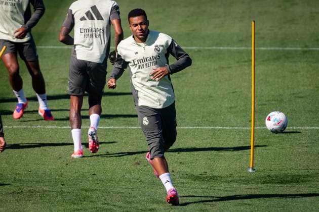 Real Madrid Training Session Kylian Mbappe of Real Madrid (C) is seen training with his teammates during the training session ahead of their LaLiga EA Sports match against Atletico de Madrid at Ciudad Real Madrid on September 26, 2025 in Madrid, Spain. Valdebebas Ciudad Real Madrid Madrid Spain Copyright: xAlbertoxGardinx AGardin_20250926_Foot_ReaMad_tra_0143