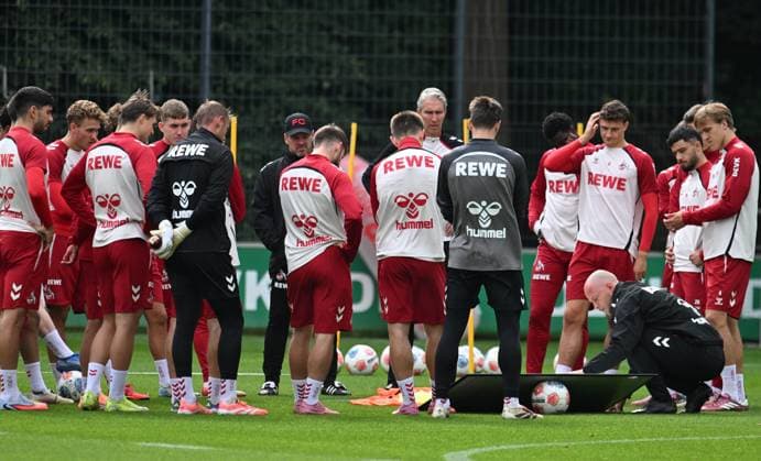 26.09.2025 , xophax, Fussball 1.Bundesliga, 1.FC Koeln 1.FC Koeln Training vor dem Stuttgart - Spiel . Lukas Kwasniok mit der Mannschaft bei einer Besprechung. (DFL DFB REGULATIONS PROHIBIT ANY USE OF PHOTOGRAPHS as IMAGE SEQUENCES and or QUASI-VIDEO) Koeln
