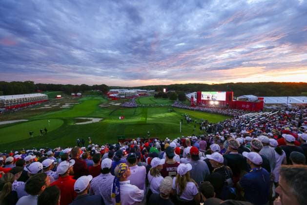 Fans on the first tee 2025 Ryder Cup, Day One, Morning Foursomes, Golf, Bethpage Black Golf Course, New York, USA - 26 Sep 2025New York Bethpage Black Golf Course New York (NY) United States of America EDITORIAL USE ONLY No use with unauthorised audio, video, data, fixture lists, club league logos or live services. Online in-match use limited to 120 images, no video emulation. No use in betting, games or single club league player publications. Copyright: xJamesxMarsh Shutterstockx 15500199an