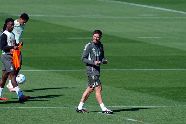 September 26, 2025, Valdebebas, Madrid, Spain: Xabi Alonso, head coach of Real Madrid, looks on during the training day of Real Madrid ahead the Spanish League, LaLiga EA Sports, football match against Atletico de Madrid at Ciudad Deportiva Real Madrid on September 26, 2025, in Valdebebas, Madrid, Spain. Valdebebas Spain - ZUMAa181 20250926_zaa_a181_014 Copyright: xDennisxAgyemanx