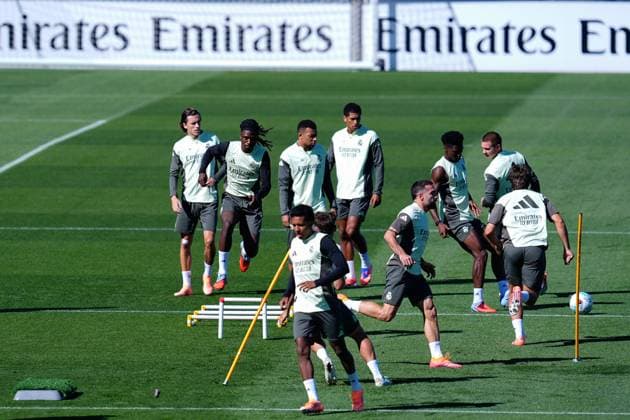 September 26, 2025, Valdebebas, Madrid, Spain: Eduardo Camavinga of Real Madrid CF warms up during the training day of Real Madrid ahead the Spanish League, LaLiga EA Sports, football match against Atletico de Madrid at Ciudad Deportiva Real Madrid on September 26, 2025, in Valdebebas, Madrid, Spain. Valdebebas Spain - ZUMAa181 20250926_zaa_a181_018 Copyright: xDennisxAgyemanx
