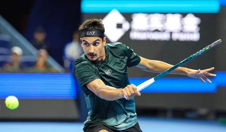 (250926) -- BEIJING, Sept. 26, 2025 -- Lorenzo Sonego hits a return during the men s singles first round match between Alexander Zverev of Germany and Lorenzo Sonego of Italy at 2025 China Open tennis tournament in Beijing, China, Sept. 26, 2025. (Photo by Xinhua) (SP)CHINA-BEIJING-TENNIS-CHINA OPEN-MEN S SINGLES-FIRST ROUND (CN) MaxZihan 