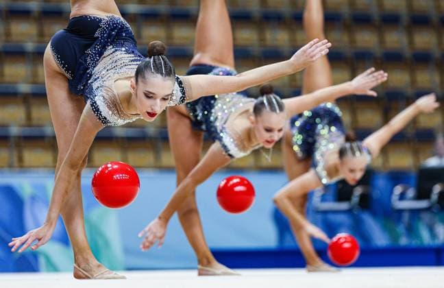 Sport Themen der Woche KW 39 September 26, 2025, Kazan, Russia: Women representing the Ulyanovsk Region of Russia, perform their group routine during Stage 3 of the 2025 Cup of the Strongest Athletes international Rhythmic gymnastics, Rhythmische Sportgymnastik, RSG competition at the Kazan Gymnastics Centre Rhythmic Gymnastics 2025: Cup Of The Strongest Athletes  - ZUMAt113 20250926_zaa_t113_128 Copyright: xYegorxAleyevx