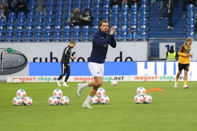 26.09.2025, xpfrx, Fussball 2.Bundesliga, SV Darmstadt 98 - Dynamo Dresden v.l. Warmup warm up Aufwärmen aufwärmen vor dem Spiel Fraser Hornby (SV Darmstadt 98) (DFL DFB REGULATIONS PROHIBIT ANY USE OF PHOTOGRAPHS as IMAGE SEQUENCES and or QUASI-VIDEO) Darmstadt