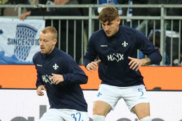 26.09.2025, xpfrx, Fussball 2.Bundesliga, SV Darmstadt 98 - Dynamo Dresden v.l. Warmup warm up Aufwärmen aufwärmen vor dem Spiel Fabian Holland (SV Darmstadt 98) Matej Maglica (SV Darmstadt 98) (DFL DFB REGULATIONS PROHIBIT ANY USE OF PHOTOGRAPHS as IMAGE SEQUENCES and or QUASI-VIDEO) Darmstadt
