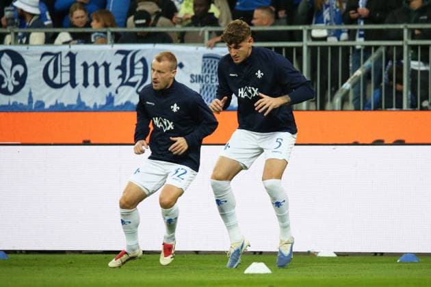 26.09.2025, xpfrx, Fussball 2.Bundesliga, SV Darmstadt 98 - Dynamo Dresden v.l. Warmup warm up Aufwärmen aufwärmen vor dem Spiel Fabian Holland (SV Darmstadt 98) Matej Maglica (SV Darmstadt 98) (DFL DFB REGULATIONS PROHIBIT ANY USE OF PHOTOGRAPHS as IMAGE SEQUENCES and or QUASI-VIDEO) Darmstadt