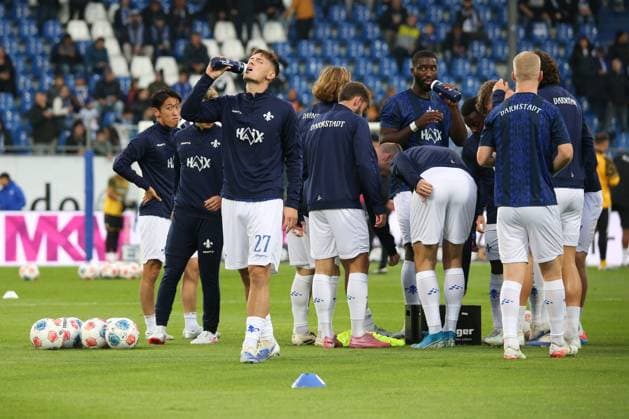 26.09.2025, xpfrx, Fussball 2.Bundesliga, SV Darmstadt 98 - Dynamo Dresden v.l. Warmup warm up Aufwärmen aufwärmen vor dem Spiel Bartosz Bialek (SV Darmstadt 98) (DFL DFB REGULATIONS PROHIBIT ANY USE OF PHOTOGRAPHS as IMAGE SEQUENCES and or QUASI-VIDEO) Darmstadt