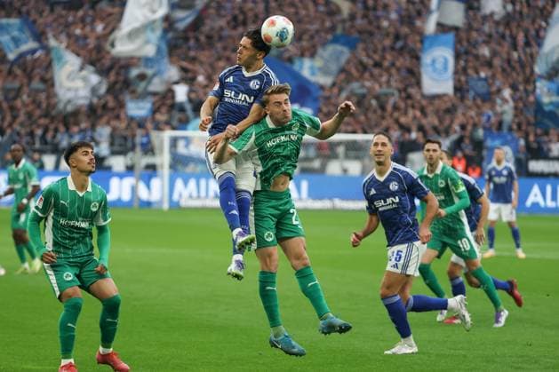 2. Bundesliga - FC Schalke 04 - SpVgg Greuther Fürth am 25.09.2025 in der Veltins-Arena auf Schalke Soufiane El Faouzi (Schalke 23) im Kopfballduell mit Luca Itter (Fuerth 27)