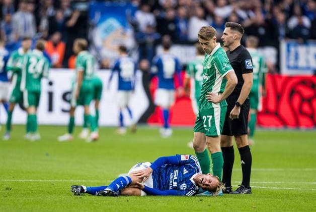 2. Fussball Bundesliga: FC Schalke 04 - SpVgg Greuther Fürth; 26.09.2025 Timo Becker (FC Schalke 04, 5) verletzt sich, muss ausgewechselt werden 2. Fussball Bundesliga: FC Schalke 04 - SpVgg Greuther Fürth; Gelsenkirchen, VELTINS-Arena am 01.08.2025 DFL REGULATIONS PROHIBIT ANY USE OF PHOTOGRAPHS AS IMAGE SEQUENCES AND OR QUASI-VIDEO. Copyright: xBEAUTIFULxSPORTS Wunderlx