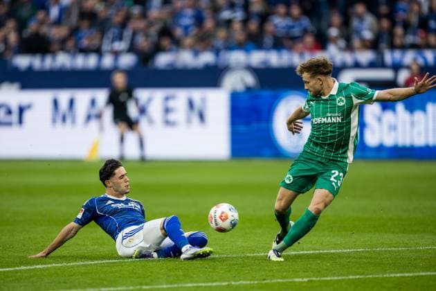 2. Fussball Bundesliga: FC Schalke 04 - SpVgg Greuther Fürth; 26.09.2025 Zweikampf Soufiane El-Faouzi (Schalke 04, 23), Jannik Dehm (SpVgg Greuther Fürth, 23) 2. Fussball Bundesliga: FC Schalke 04 - SpVgg Greuther Fürth; Gelsenkirchen, VELTINS-Arena am 01.08.2025 DFL REGULATIONS PROHIBIT ANY USE OF PHOTOGRAPHS AS IMAGE SEQUENCES AND OR QUASI-VIDEO. Copyright: xBEAUTIFULxSPORTS Wunderlx