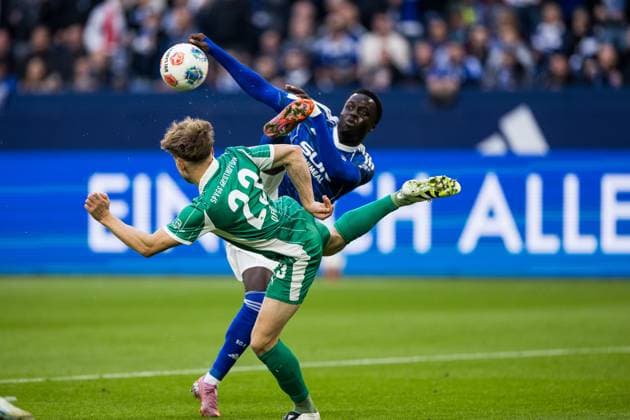 2. Fussball Bundesliga: FC Schalke 04 - SpVgg Greuther Fürth; 26.09.2025 Zweikampf Jannik Dehm (SpVgg Greuther Fürth, 23), Christian Pierre Louis Gomis (Schalke 04, 7) 2. Fussball Bundesliga: FC Schalke 04 - SpVgg Greuther Fürth; Gelsenkirchen, VELTINS-Arena am 01.08.2025 DFL REGULATIONS PROHIBIT ANY USE OF PHOTOGRAPHS AS IMAGE SEQUENCES AND OR QUASI-VIDEO. Copyright: xBEAUTIFULxSPORTS Wunderlx