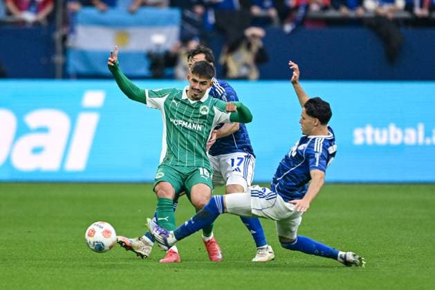 26.09.2025, Fussball, 2. Bundesliga, Saison 2025 2026, 7. Spieltag, FC Schalke 04 - SpVgg Greuther Fürth, Branimir Hrgota (SpVgg Greuther Fürth) , Soufiane El-Faouzi (FC Schalke 04) xRHR-FOTO YYx Copyright: KROEGER RHR-FOTOx RHR-FOTO YY