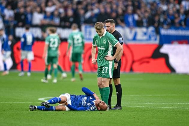 26.09.2025, Fussball, 2. Bundesliga, Saison 2025 2026, 7. Spieltag, FC Schalke 04 - SpVgg Greuther Fürth, Timo Becker (FC Schalke 04) liegt am Boden und fasst sich ans Knie. xRHR-FOTO YYx Copyright: KROEGER RHR-FOTOx RHR-FOTO YY