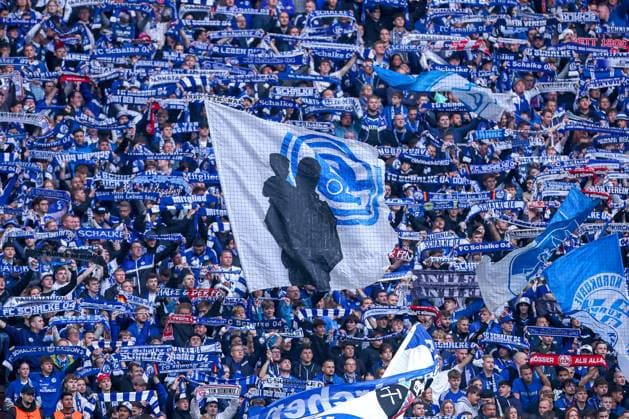 25.09.2025, Fußball, FC Schalke 04 - SpVgg Greuther Fürth, 7.Spieltag, 2. Fußball Bundesliga, Veltins-Arena Gelsenkirchen, Saison 2025 2026: Fans Zuschauer Besucher Fankurve Nordkurve Schal Schalparade Fanschal DFB regulations prohibit any use of photographs as image sequences and or quasi-video. Nordrhein-Westfalen Deutschland