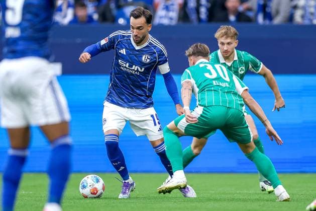 25.09.2025, Fußball, FC Schalke 04 - SpVgg Greuther Fürth, 7.Spieltag, 2. Fußball Bundesliga, Veltins-Arena Gelsenkirchen, Saison 2025 2026: Kenan Karaman (Schalke04 19) im Zweikampf gegen Felix Klaus (Greuther Fürth 30) DFB regulations prohibit any use of photographs as image sequences and or quasi-video. Nordrhein-Westfalen Deutschland