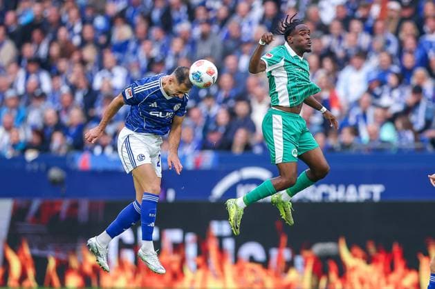 25.09.2025, Fußball, FC Schalke 04 - SpVgg Greuther Fürth, 7.Spieltag, 2. Fußball Bundesliga, Veltins-Arena Gelsenkirchen, Saison 2025 2026: Felipe Sanchez (Schalke04 02) im Zweikampf gegen Noel Futkeu (Greuther Fürth 09) Kopfball Kopfballduell DFB regulations prohibit any use of photographs as image sequences and or quasi-video. Nordrhein-Westfalen Deutschland