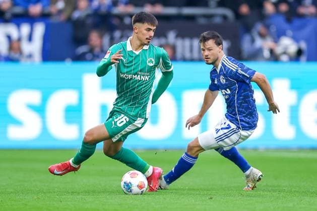 25.09.2025, Fußball, FC Schalke 04 - SpVgg Greuther Fürth, 7.Spieltag, 2. Fußball Bundesliga, Veltins-Arena Gelsenkirchen, Saison 2025 2026: Aaron Keller (Greuther Fürth 16) im Zweikampf gegen Adrian Gantenbein (Schalke04 17) DFB regulations prohibit any use of photographs as image sequences and or quasi-video. Nordrhein-Westfalen Deutschland