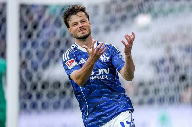 25.09.2025, Fußball, FC Schalke 04 - SpVgg Greuther Fürth, 7.Spieltag, 2. Fußball Bundesliga, Veltins-Arena Gelsenkirchen, Saison 2025 2026: Adrian Gantenbein (Schalke04 17) gestikulierend enttäuscht Enttäuschung DFB regulations prohibit any use of photographs as image sequences and or quasi-video. Nordrhein-Westfalen Deutschland
