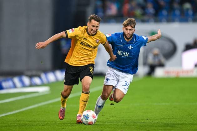 Konrad Faber (Dynamo Dresden, 02) im Zweikampf mit Killian Corredor (SV Darmstadt 1898, 34), GER, SV Darmstadt 98 vs Dynamo Dresden, Fussball, 2.Bundesliga, 7. Spieltag, Spielzeit 2025 2026, 26.09.2025. DFL REGULATIONS PROHIBIT ANY USE OF PHOTOGRAPHS AS IMAGE SEQUENCES AND OR QUASI-VIDEO GER, SV Darmstadt 98 vs Dynamo Dresden, Fussball, 2.Bundesliga, 7. Spieltag, Spielzeit 2025 2026, 26.09.2025. Darmstadt